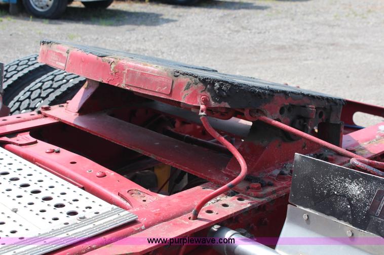 image for item J1142 2005 Freightliner Columbia semi truck