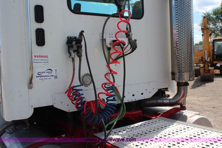 image for item J1142 2005 Freightliner Columbia semi truck