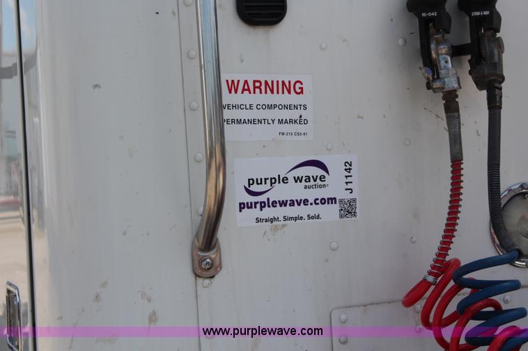 image for item J1142 2005 Freightliner Columbia semi truck