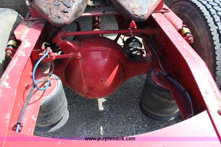 image for item J1142 2005 Freightliner Columbia semi truck