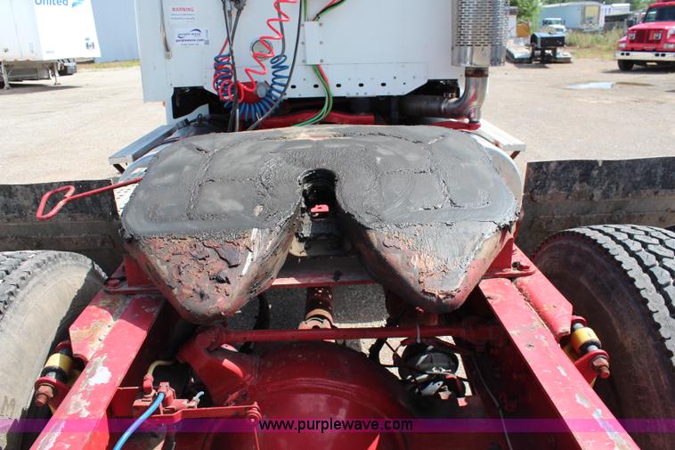 image for item J1142 2005 Freightliner Columbia semi truck