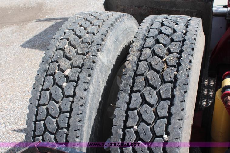 image for item J1142 2005 Freightliner Columbia semi truck