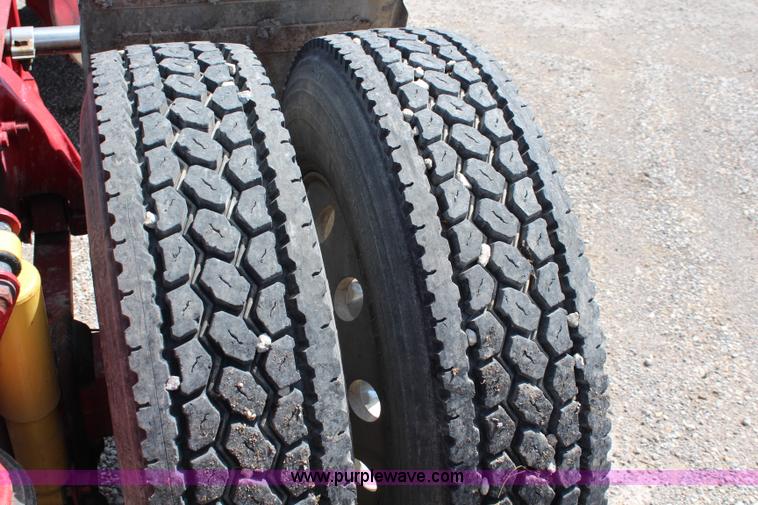 image for item J1142 2005 Freightliner Columbia semi truck