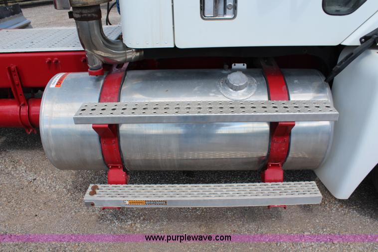 image for item J1142 2005 Freightliner Columbia semi truck