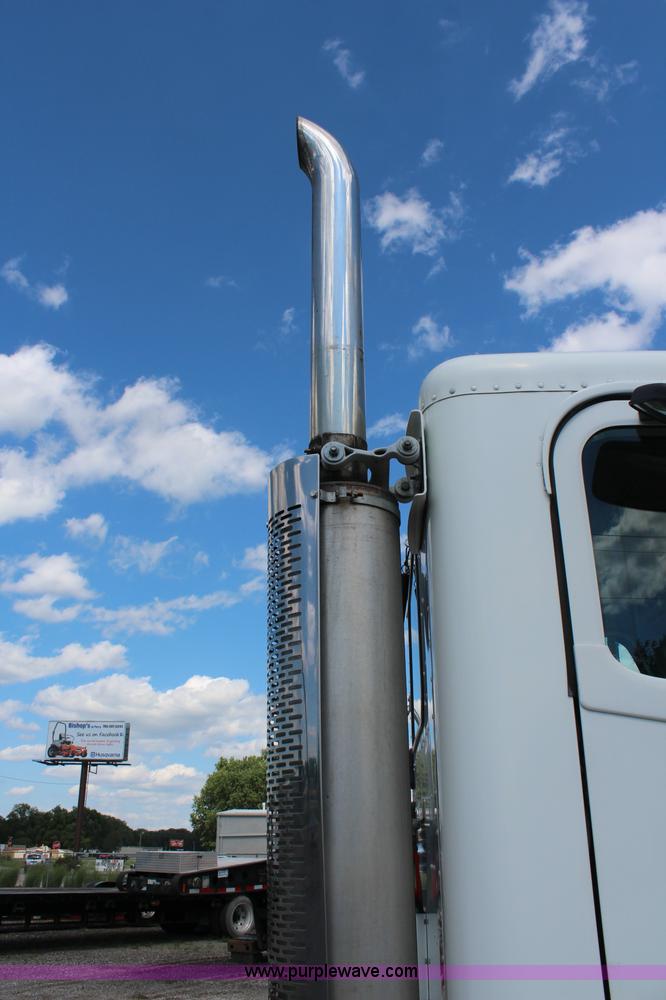 image for item J1142 2005 Freightliner Columbia semi truck