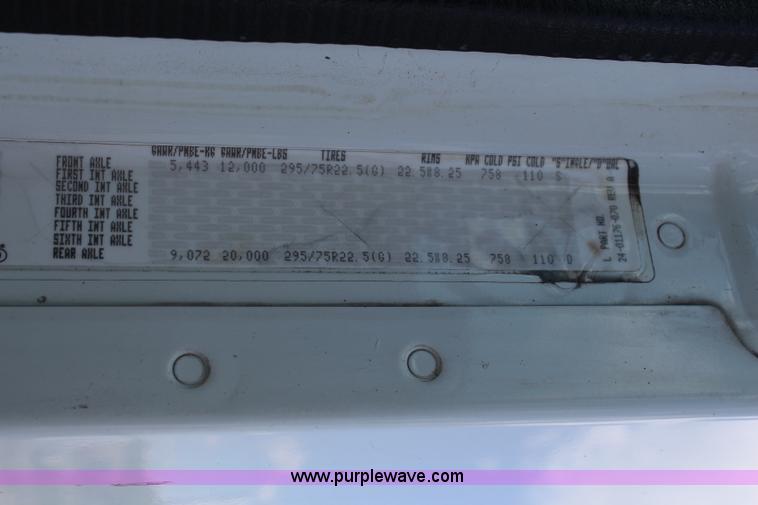 image for item J1142 2005 Freightliner Columbia semi truck