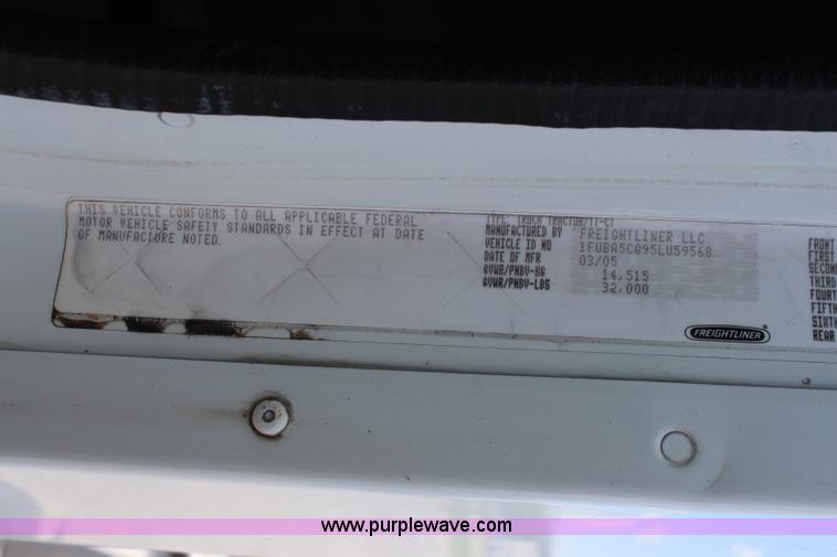 image for item J1142 2005 Freightliner Columbia semi truck