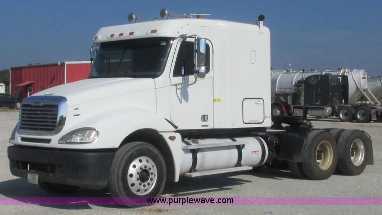 image for item J2463 2006 Freightliner Columbia semi truck
