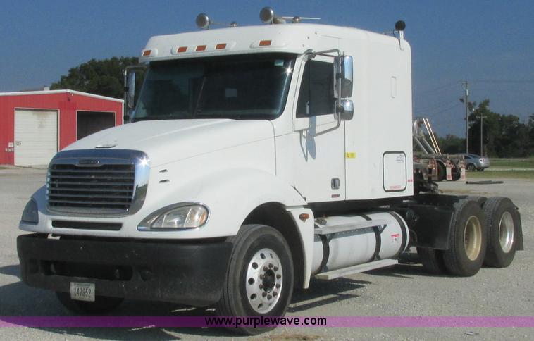 image for item J2463 2006 Freightliner Columbia semi truck
