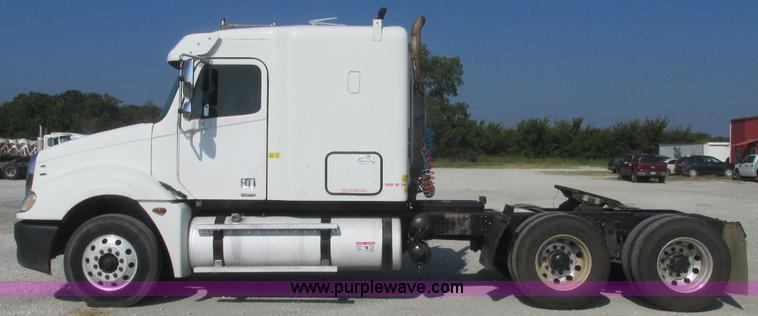 image for item J2463 2006 Freightliner Columbia semi truck