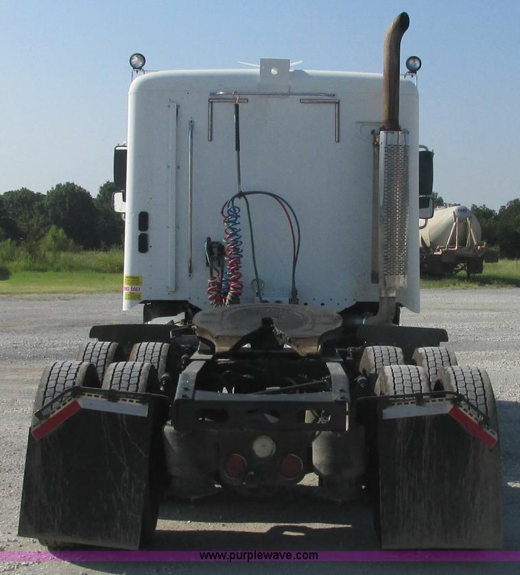 image for item J2463 2006 Freightliner Columbia semi truck