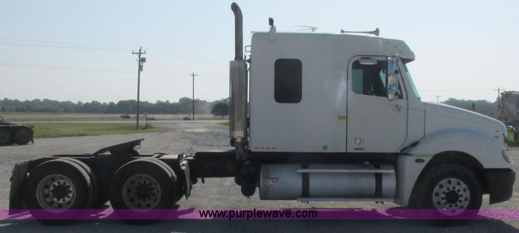 image for item J2463 2006 Freightliner Columbia semi truck