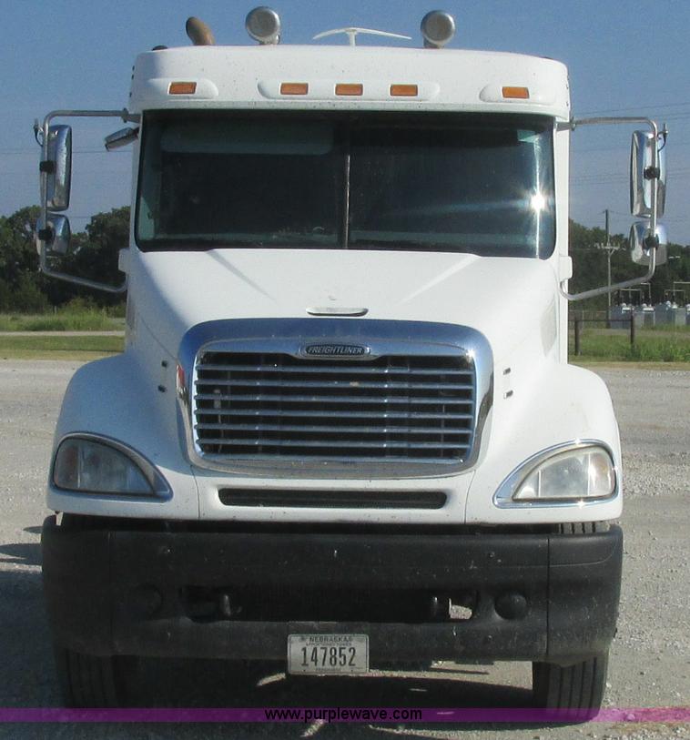 image for item J2463 2006 Freightliner Columbia semi truck
