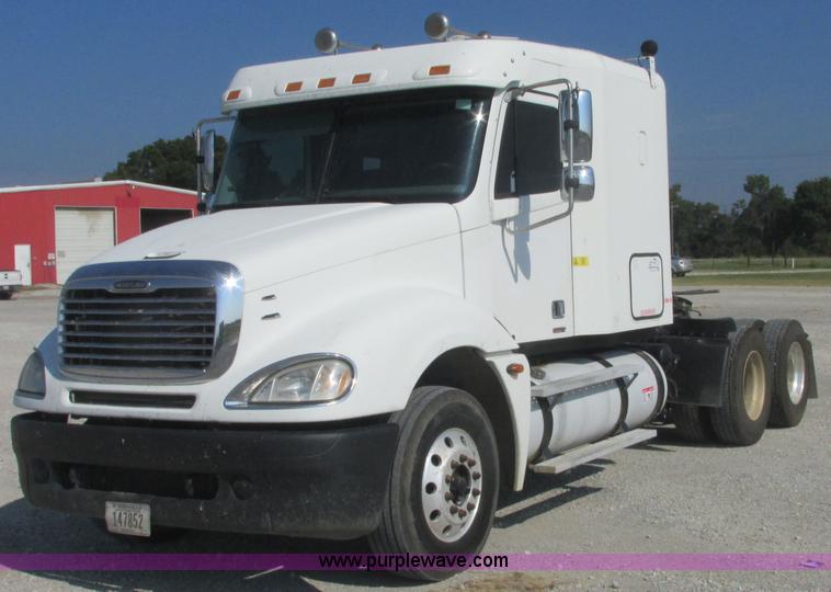 image for item J2463 2006 Freightliner Columbia semi truck