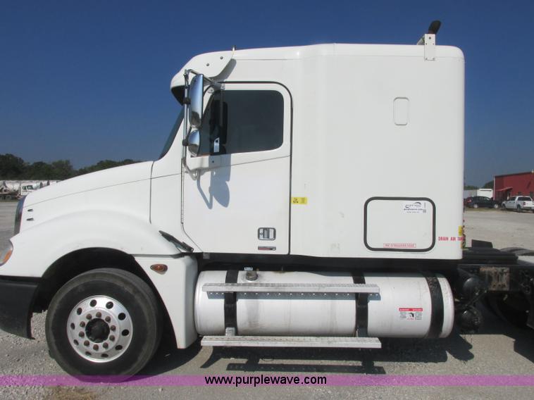 image for item J2463 2006 Freightliner Columbia semi truck