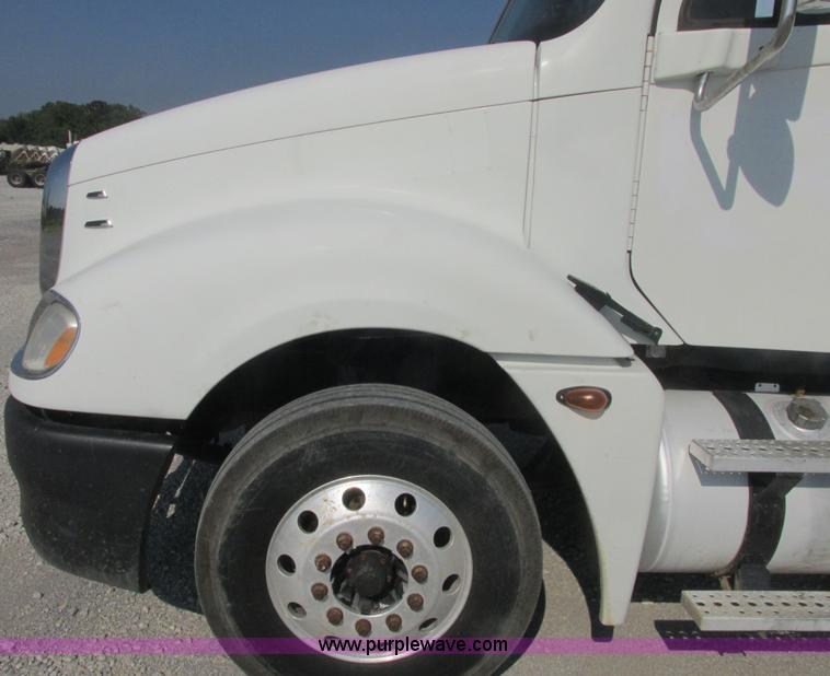 image for item J2463 2006 Freightliner Columbia semi truck