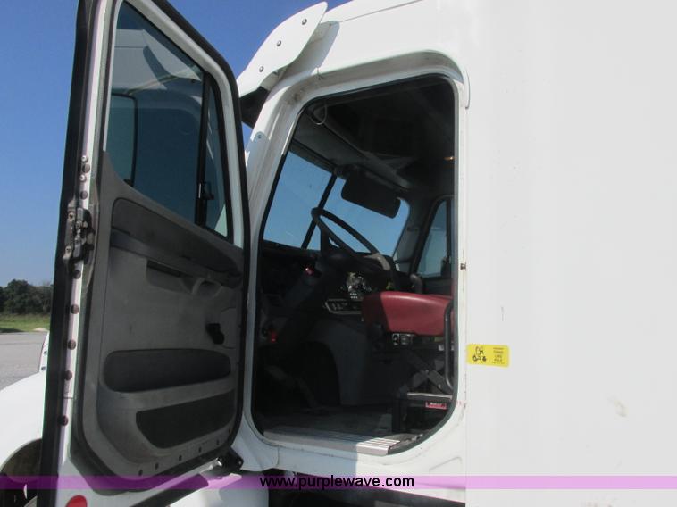 image for item J2463 2006 Freightliner Columbia semi truck
