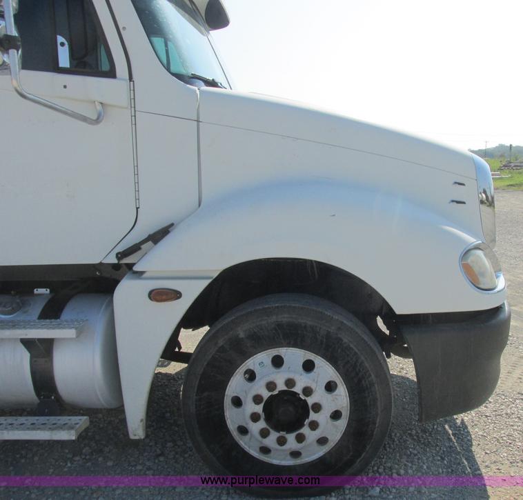 image for item J2463 2006 Freightliner Columbia semi truck