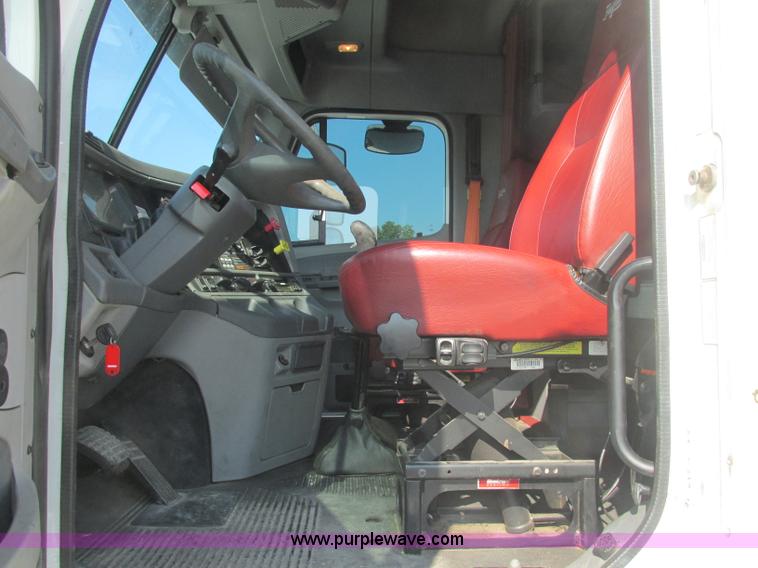 image for item J2463 2006 Freightliner Columbia semi truck