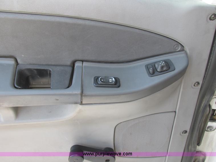 image for item J2463 2006 Freightliner Columbia semi truck