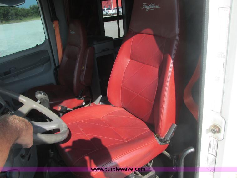 image for item J2463 2006 Freightliner Columbia semi truck