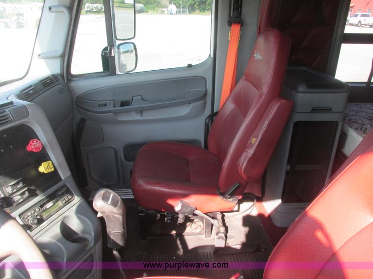 image for item J2463 2006 Freightliner Columbia semi truck