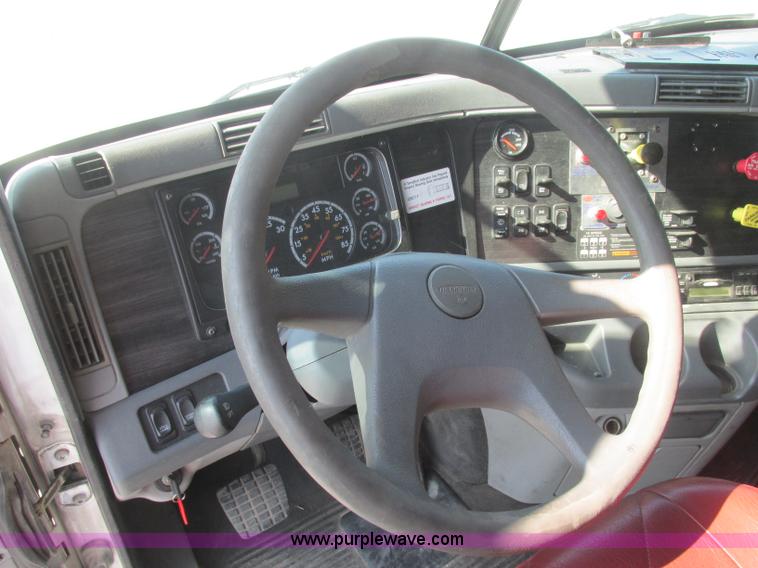 image for item J2463 2006 Freightliner Columbia semi truck