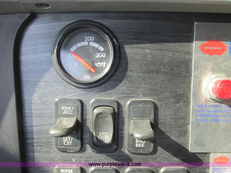 image for item J2463 2006 Freightliner Columbia semi truck