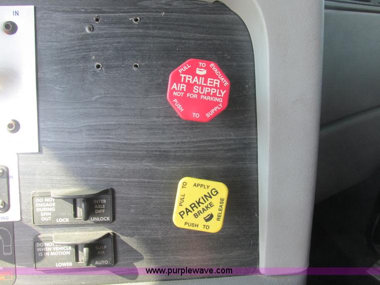 image for item J2463 2006 Freightliner Columbia semi truck