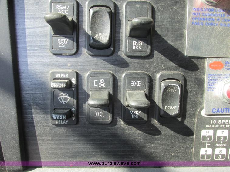 image for item J2463 2006 Freightliner Columbia semi truck