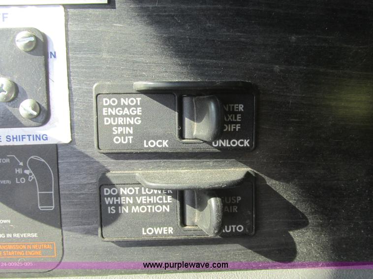 image for item J2463 2006 Freightliner Columbia semi truck