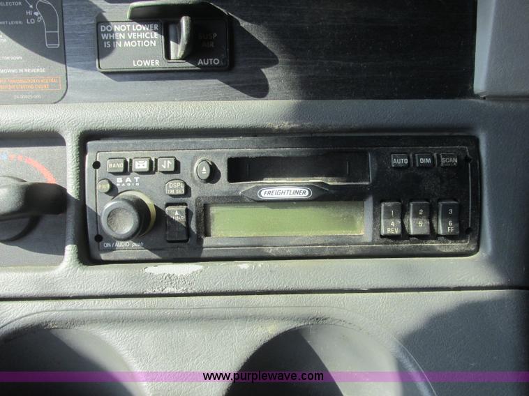 image for item J2463 2006 Freightliner Columbia semi truck