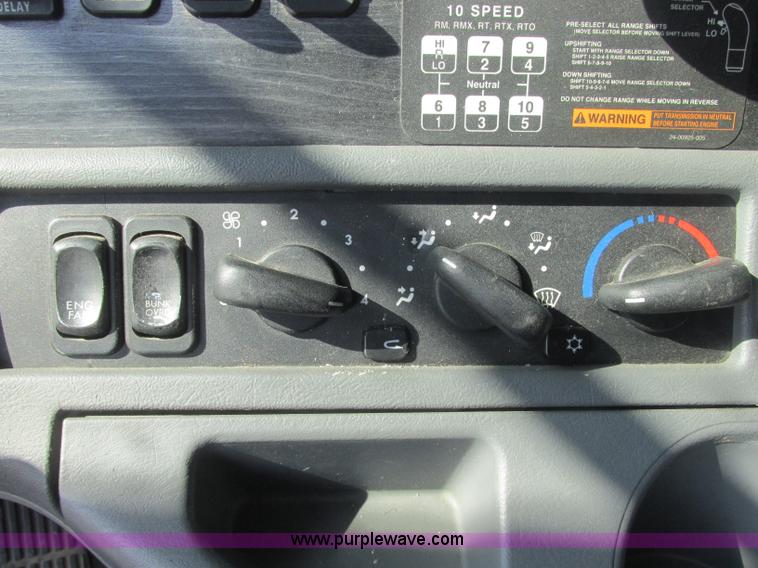 image for item J2463 2006 Freightliner Columbia semi truck