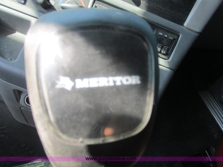 image for item J2463 2006 Freightliner Columbia semi truck