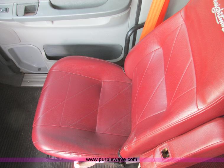 image for item J2463 2006 Freightliner Columbia semi truck