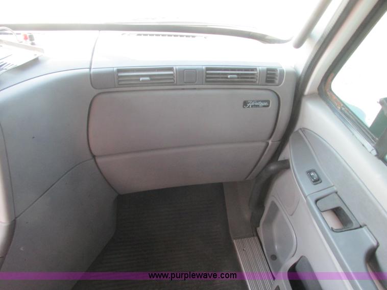 image for item J2463 2006 Freightliner Columbia semi truck