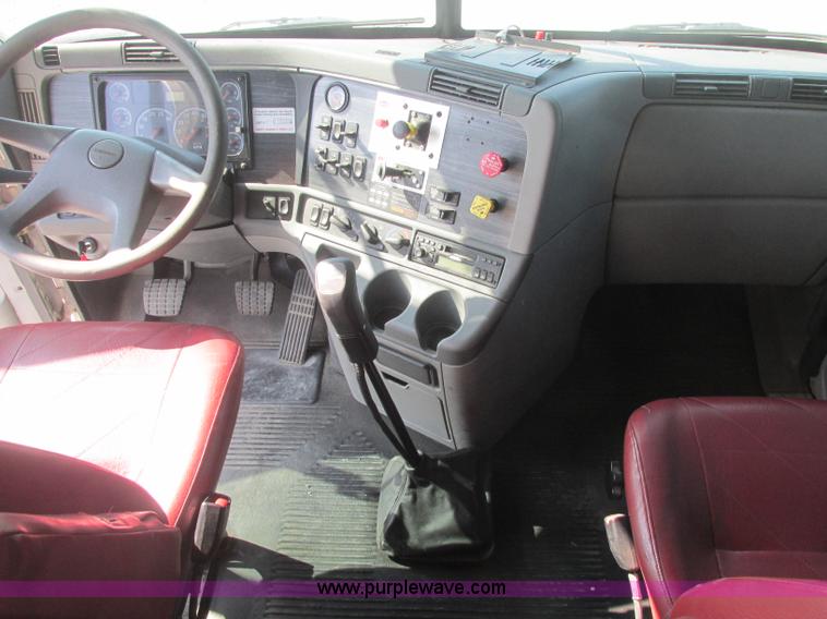 image for item J2463 2006 Freightliner Columbia semi truck