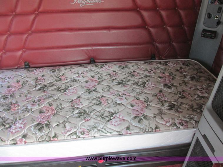 image for item J2463 2006 Freightliner Columbia semi truck