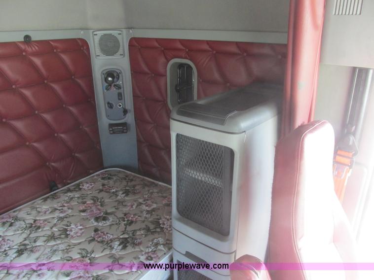 image for item J2463 2006 Freightliner Columbia semi truck