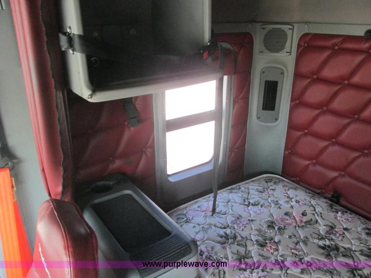 image for item J2463 2006 Freightliner Columbia semi truck