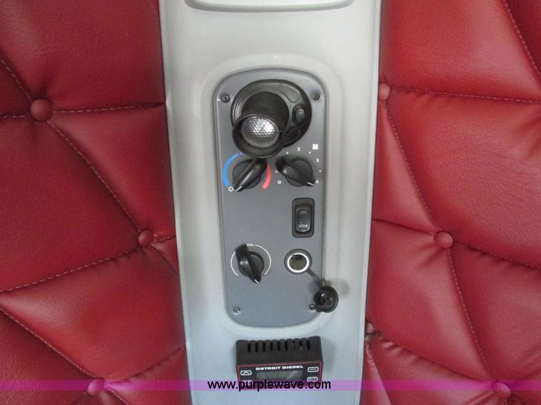 image for item J2463 2006 Freightliner Columbia semi truck