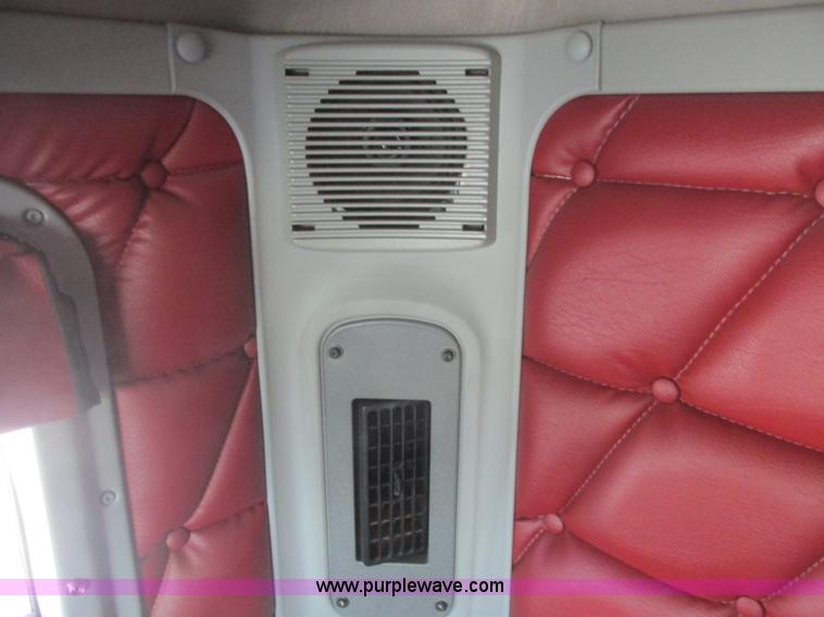 image for item J2463 2006 Freightliner Columbia semi truck