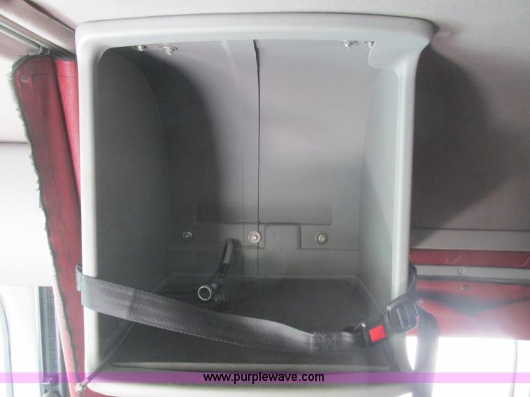 image for item J2463 2006 Freightliner Columbia semi truck