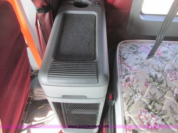 image for item J2463 2006 Freightliner Columbia semi truck