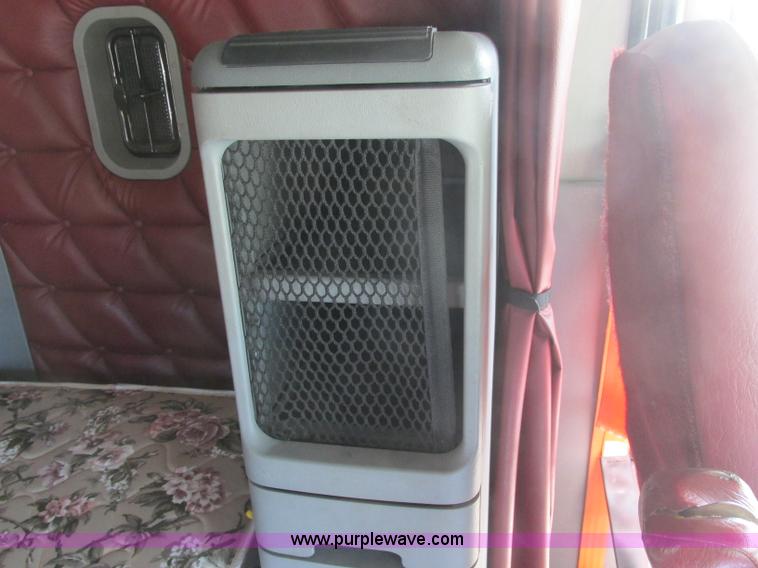 image for item J2463 2006 Freightliner Columbia semi truck