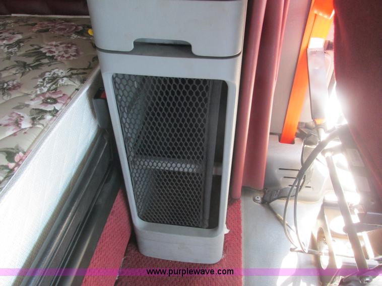 image for item J2463 2006 Freightliner Columbia semi truck