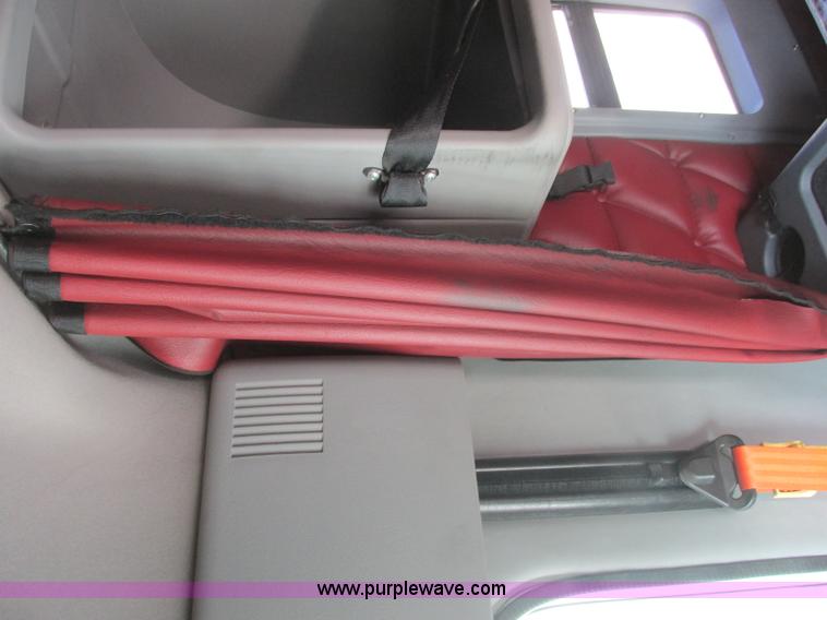 image for item J2463 2006 Freightliner Columbia semi truck