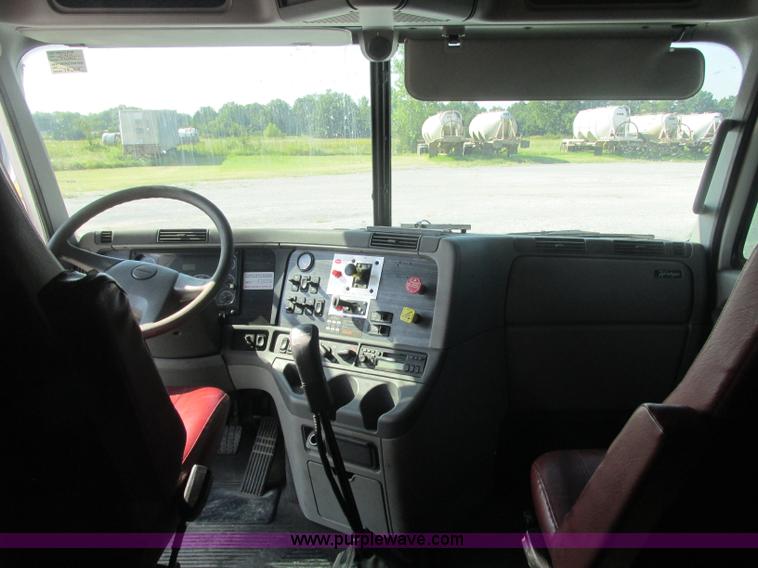 image for item J2463 2006 Freightliner Columbia semi truck