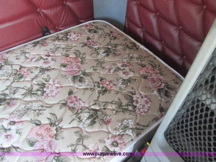 image for item J2463 2006 Freightliner Columbia semi truck