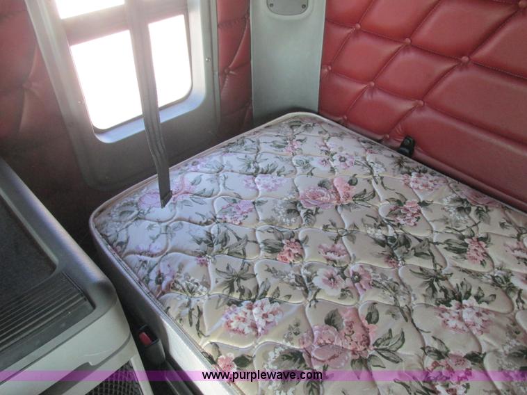 image for item J2463 2006 Freightliner Columbia semi truck